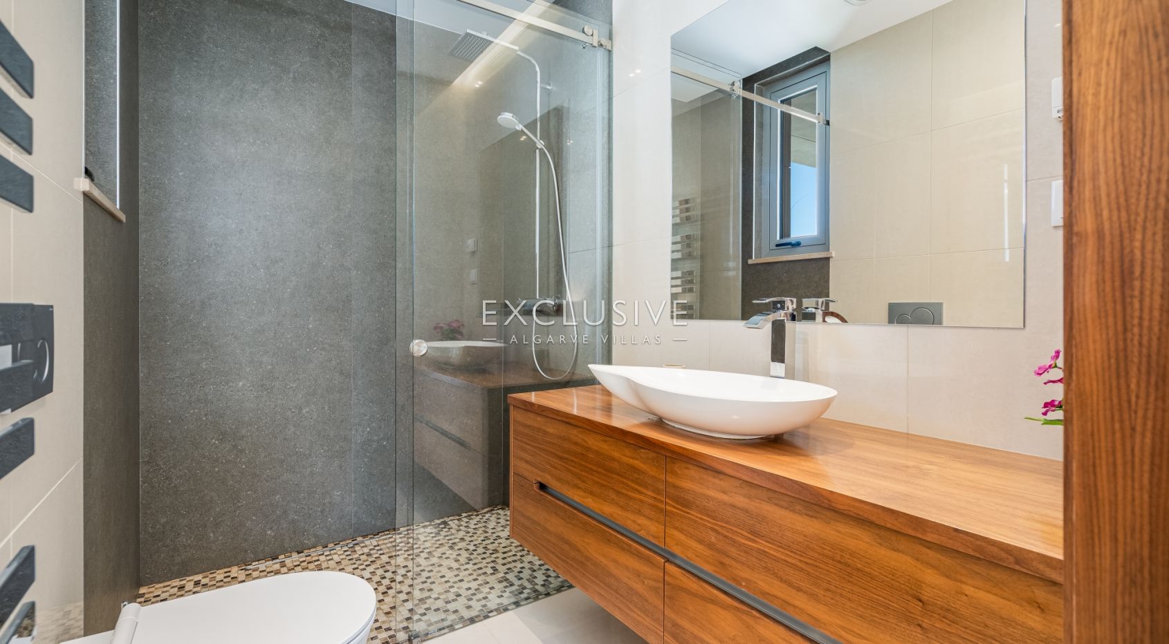 Contemporary Villa with fabulous Sea Views, Walking Distance to Beaches and Historic Centre