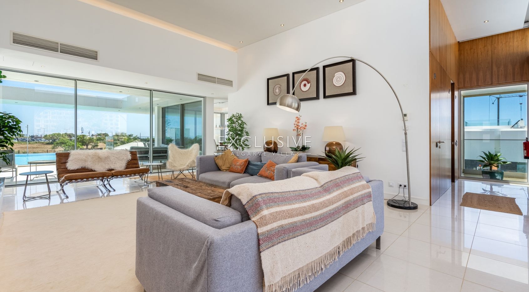 Contemporary Villa with fabulous Sea Views, Walking Distance to Beaches and Historic Centre