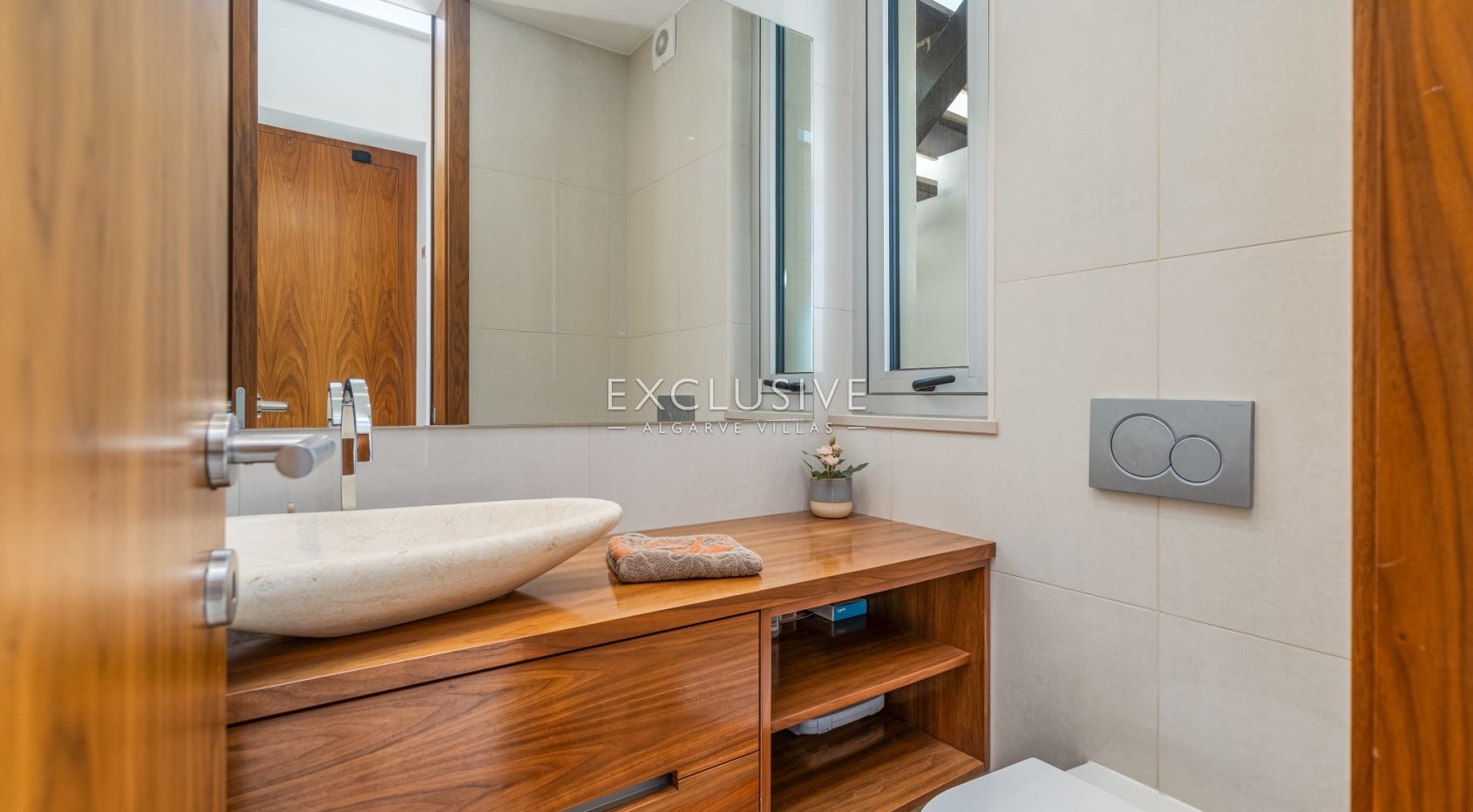 Contemporary Villa with fabulous Sea Views, Walking Distance to Beaches and Historic Centre