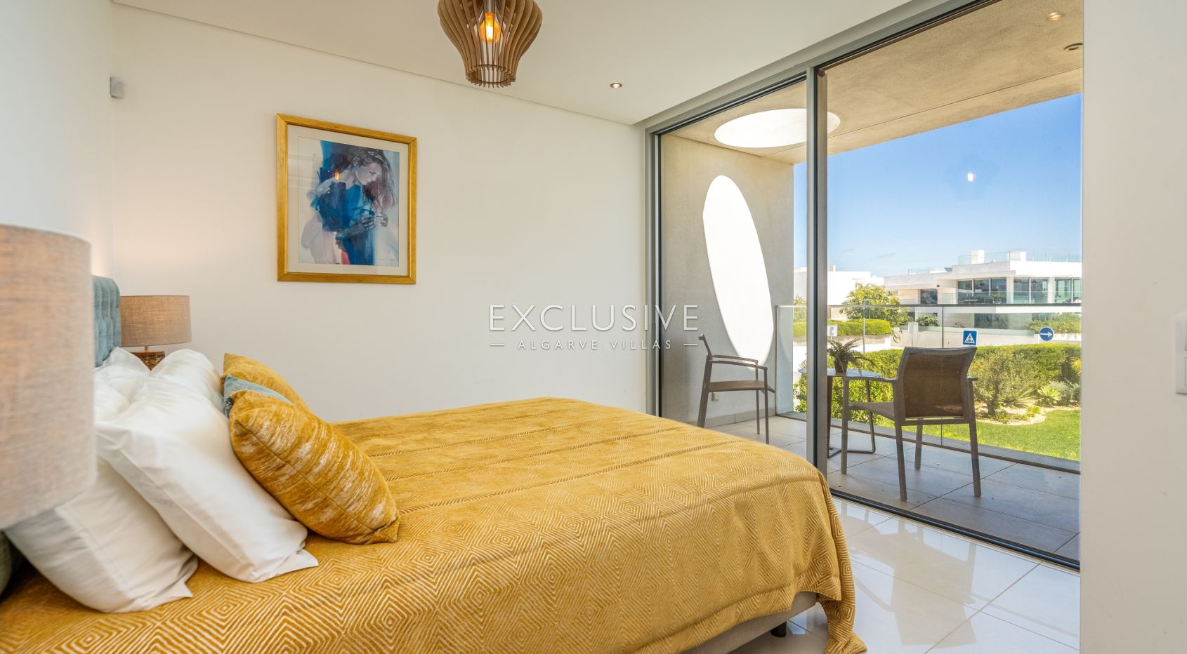 Contemporary Villa with fabulous Sea Views, Walking Distance to Beaches and Historic Centre