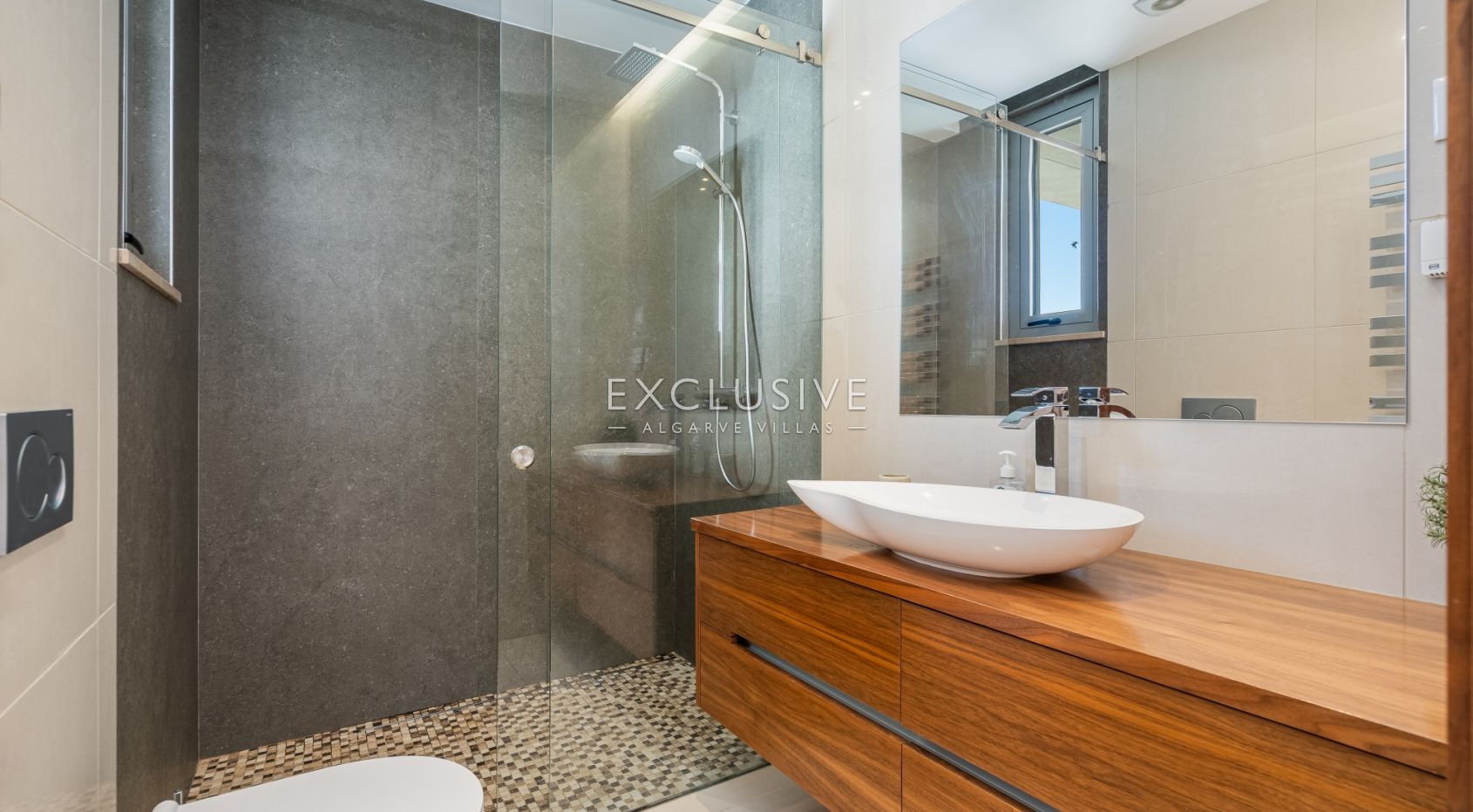 Contemporary Villa with fabulous Sea Views, Walking Distance to Beaches and Historic Centre