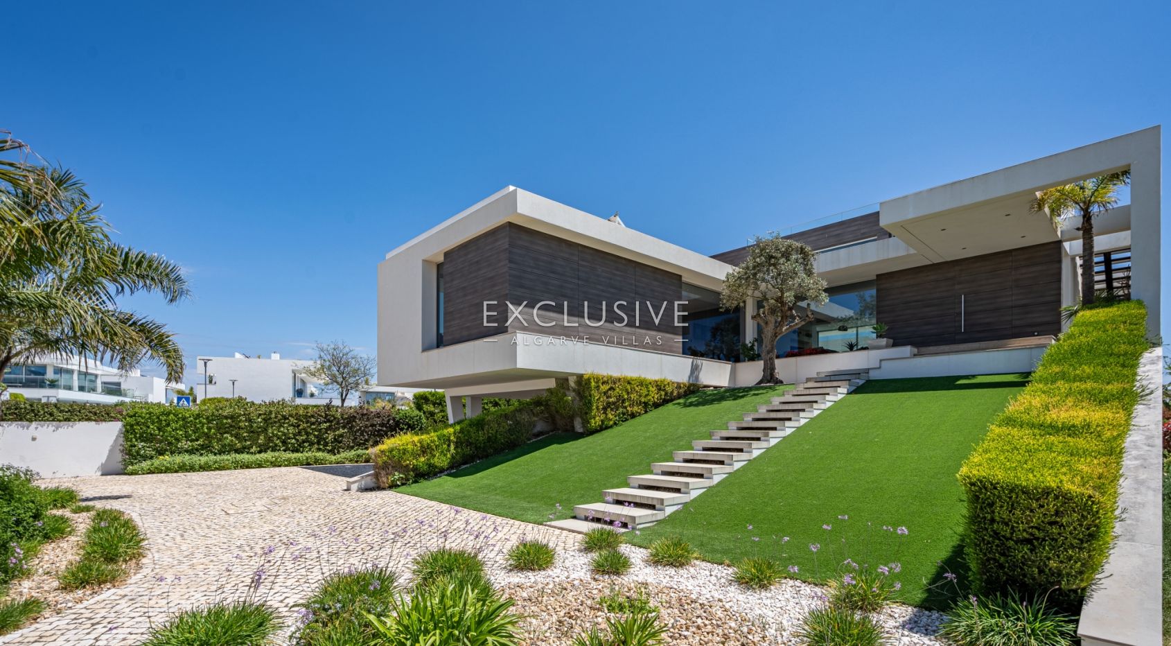 Contemporary Villa with fabulous Sea Views, Walking Distance to Beaches and Historic Centre