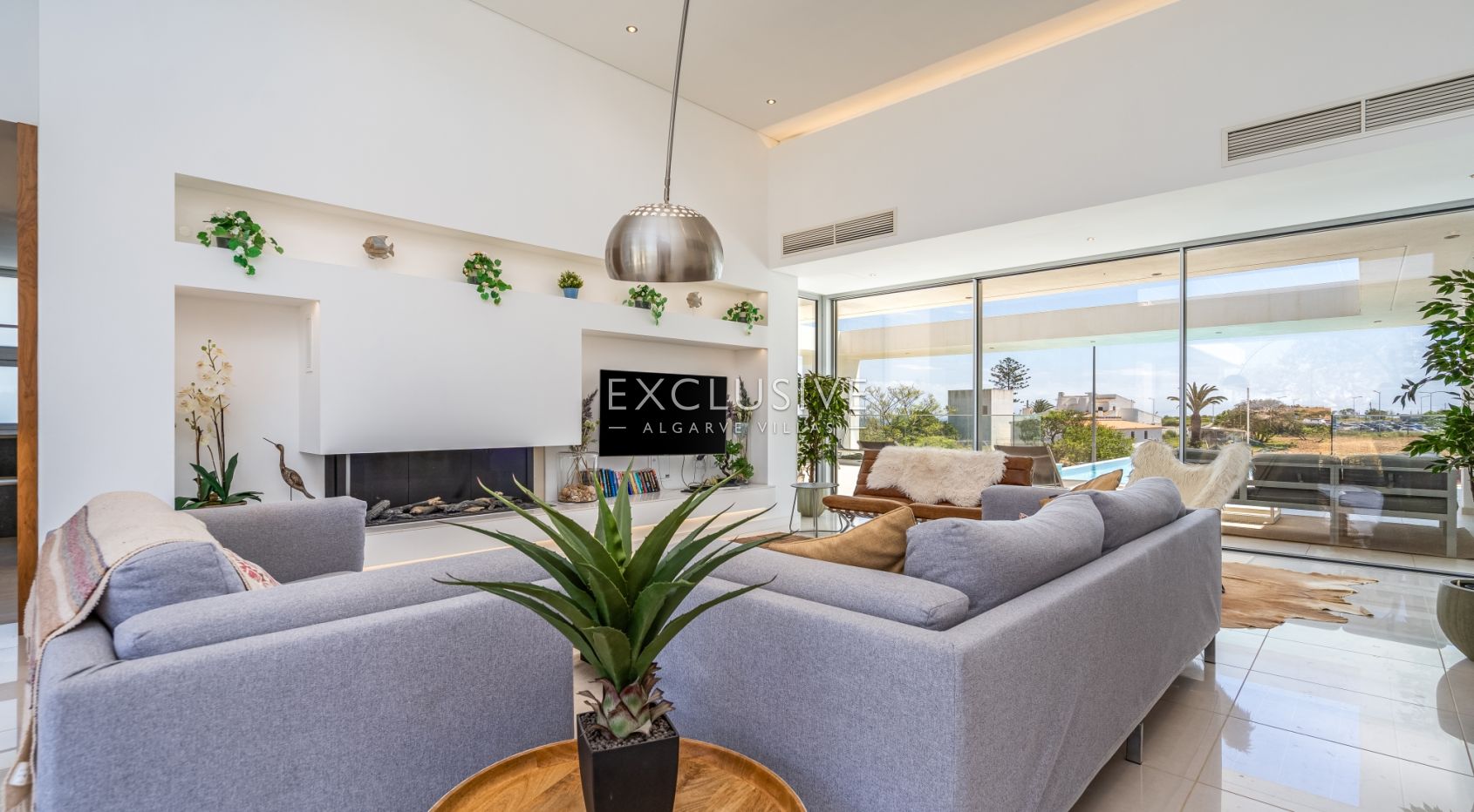 Contemporary Villa with fabulous Sea Views, Walking Distance to Beaches and Historic Centre
