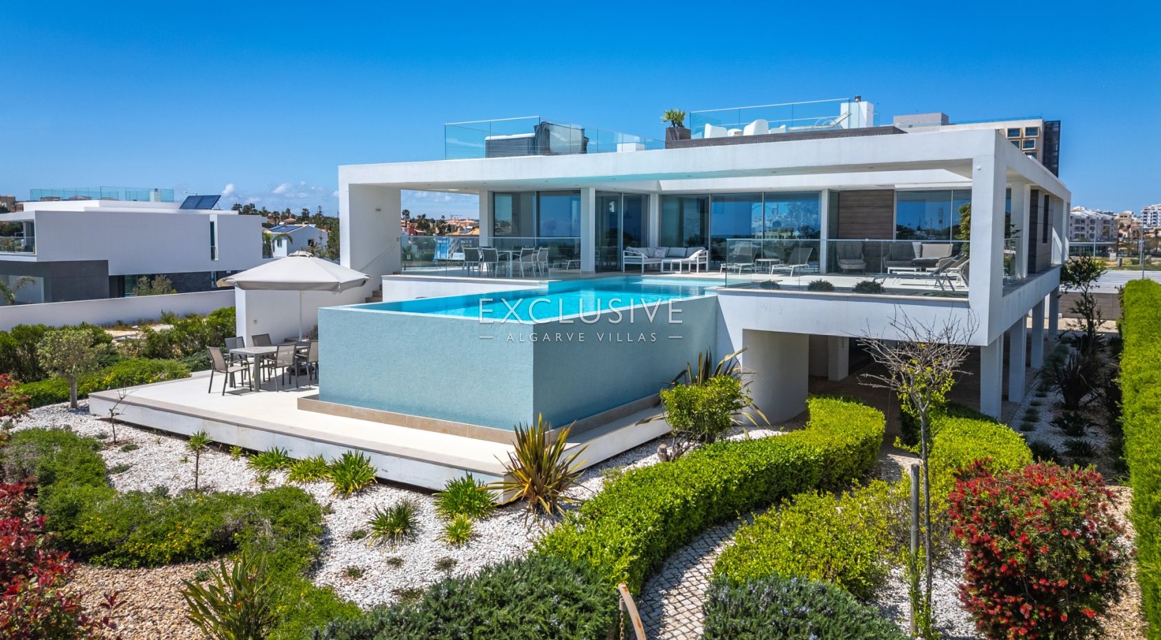 Contemporary Villa with fabulous Sea Views, Walking Distance to Beaches and Historic Centre