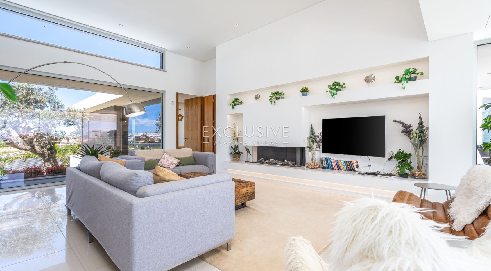 Contemporary Villa with fabulous Sea Views, Walking Distance to Beaches and Historic Centre