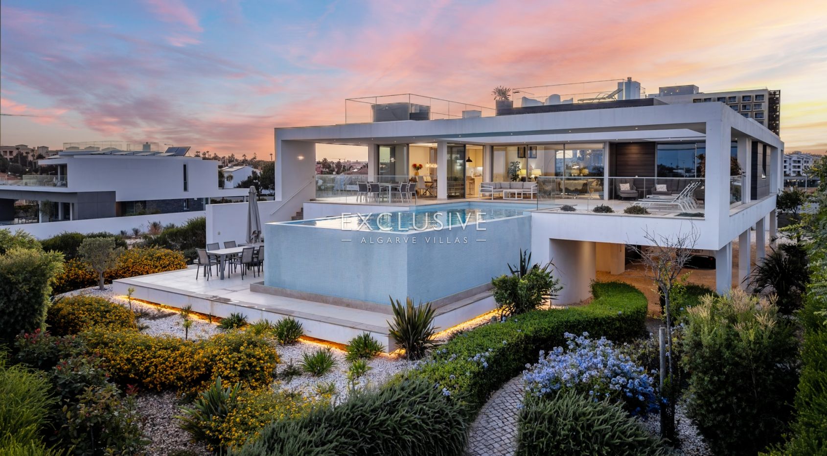 Contemporary Villa with fabulous Sea Views, Walking Distance to Beaches and Historic Centre