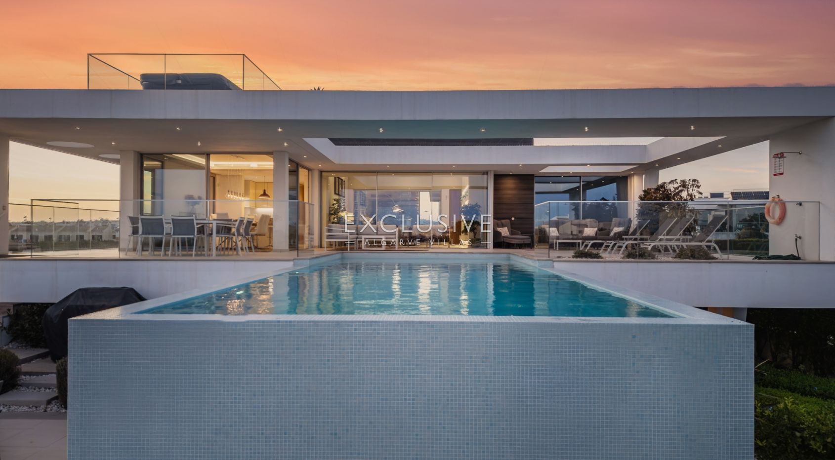 Contemporary Villa with fabulous Sea Views, Walking Distance to Beaches and Historic Centre