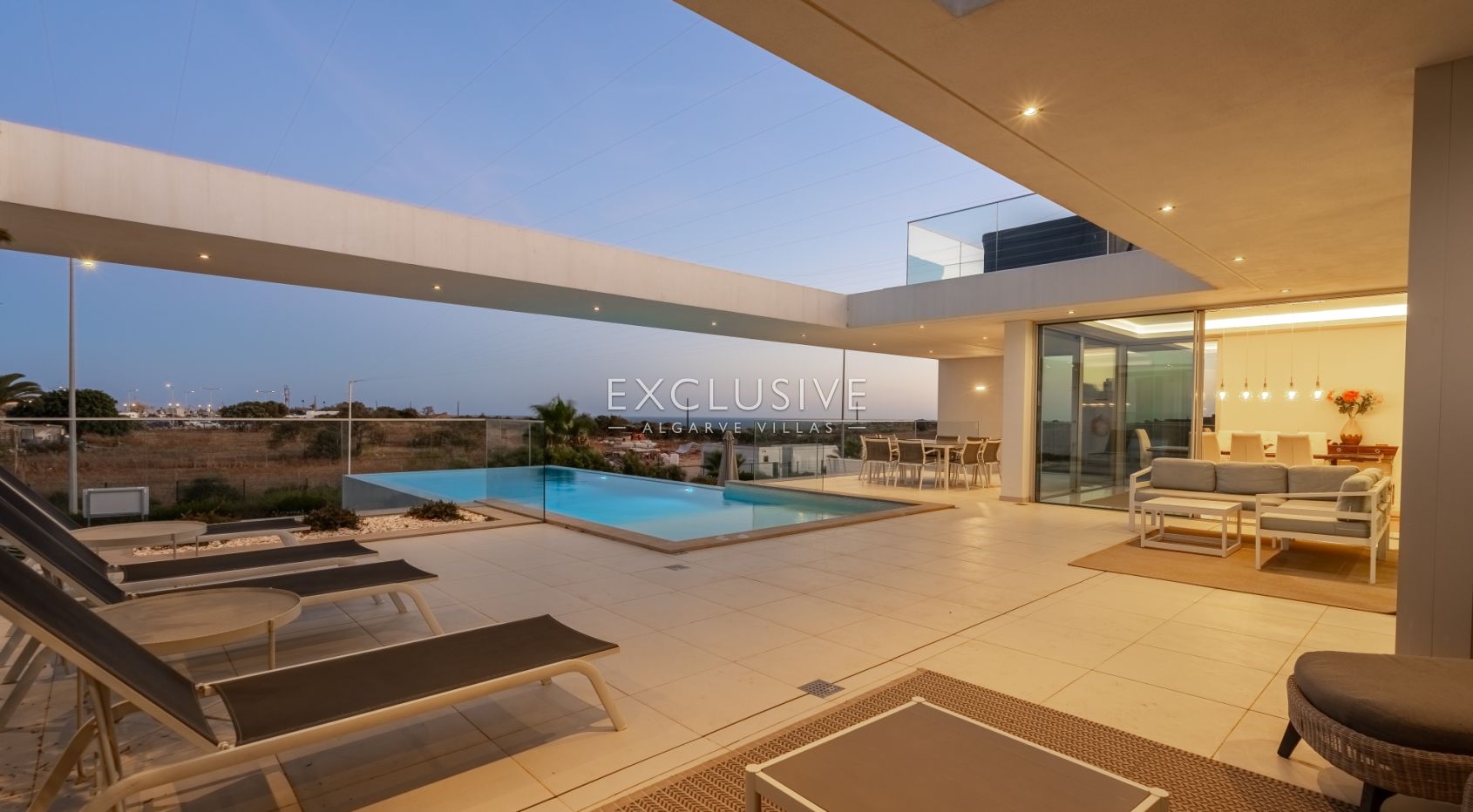 Contemporary Villa with fabulous Sea Views, Walking Distance to Beaches and Historic Centre