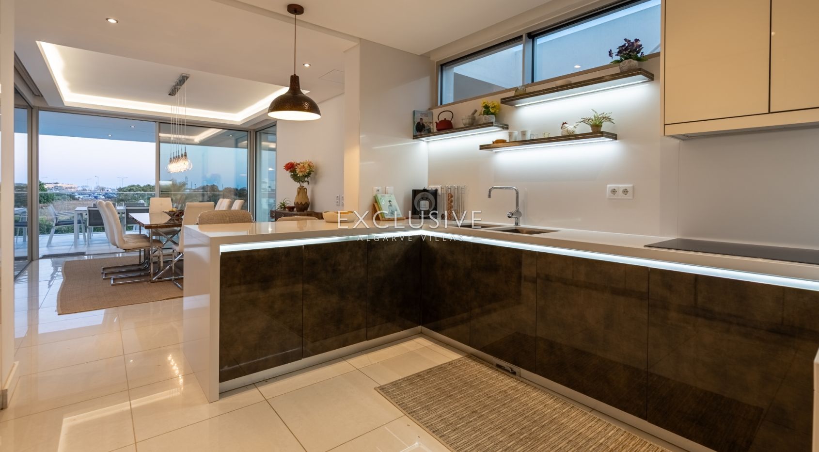 Contemporary Villa with fabulous Sea Views, Walking Distance to Beaches and Historic Centre