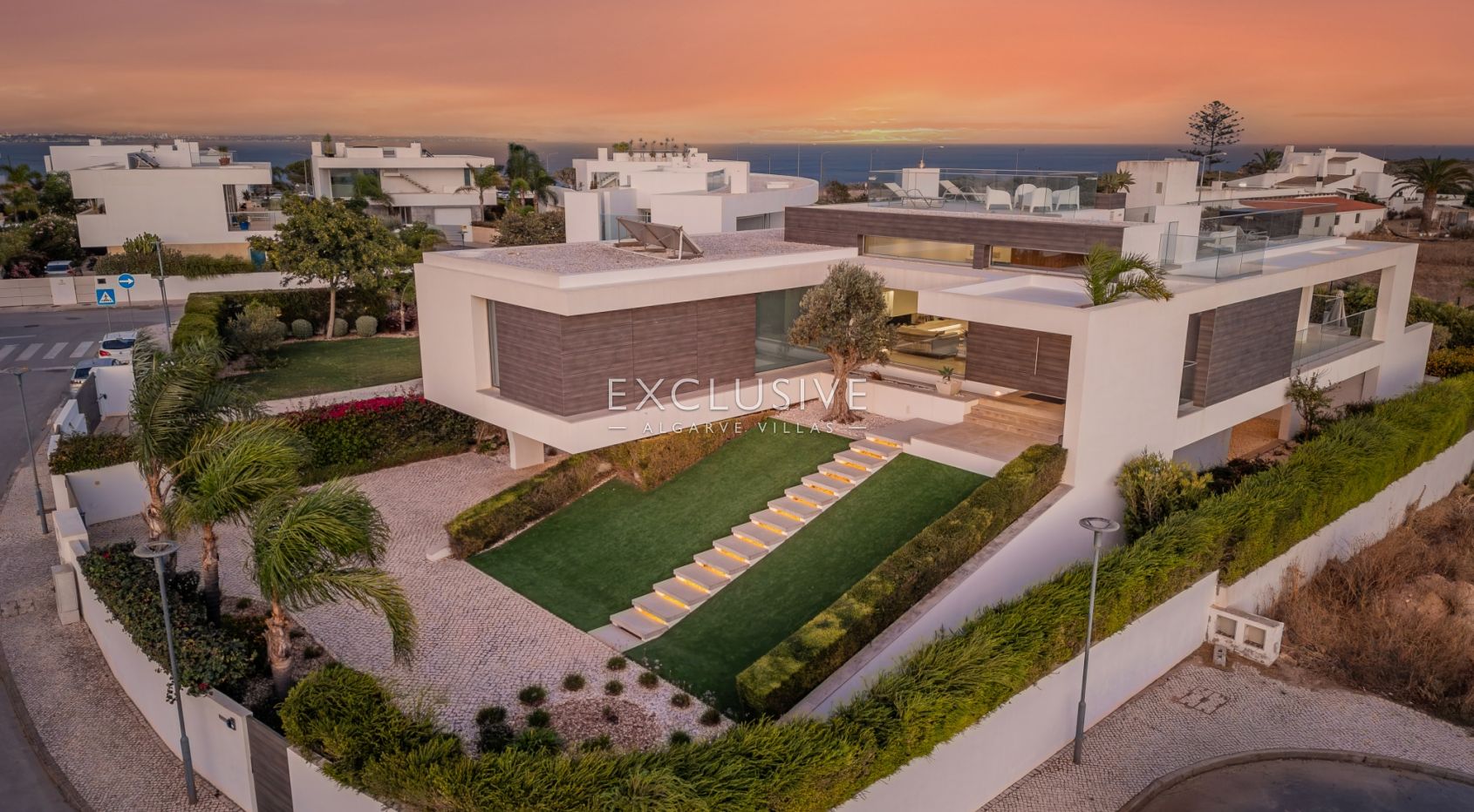 Contemporary Villa with fabulous Sea Views, Walking Distance to Beaches and Historic Centre