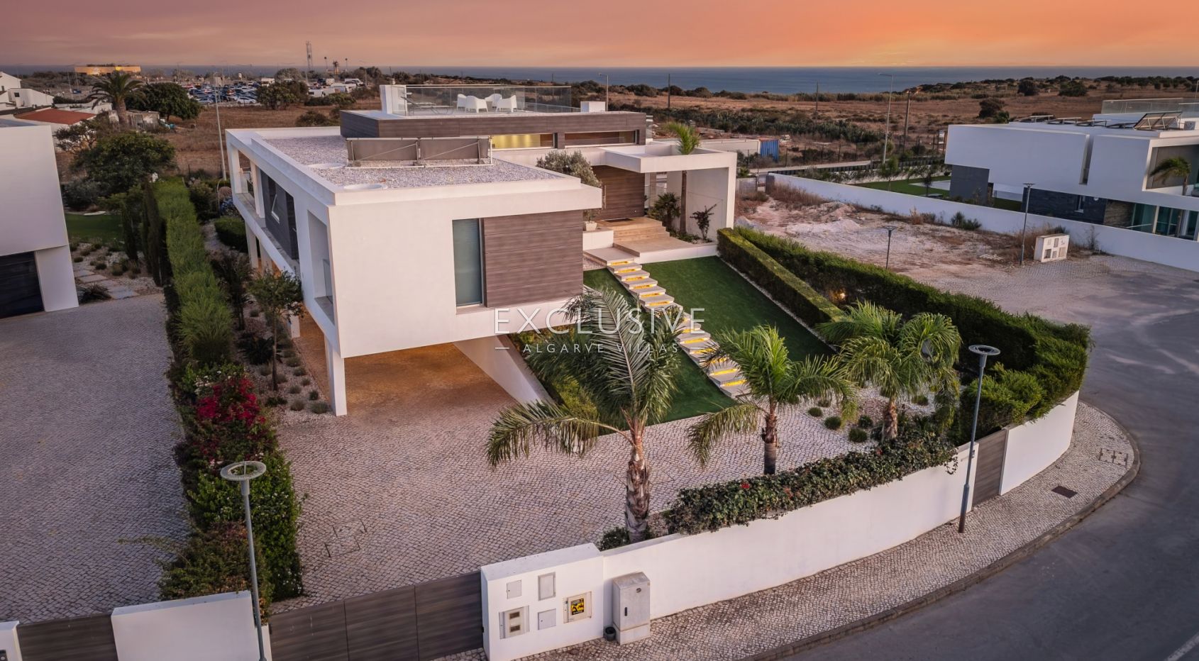 Contemporary Villa with fabulous Sea Views, Walking Distance to Beaches and Historic Centre