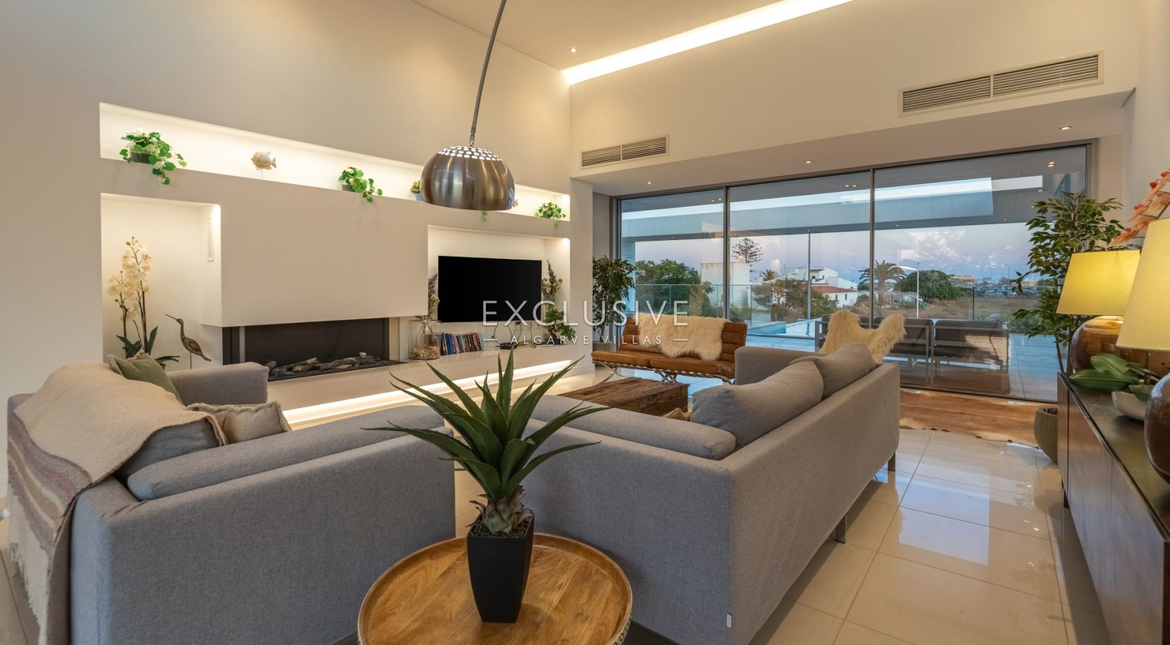 Contemporary Villa with fabulous Sea Views, Walking Distance to Beaches and Historic Centre