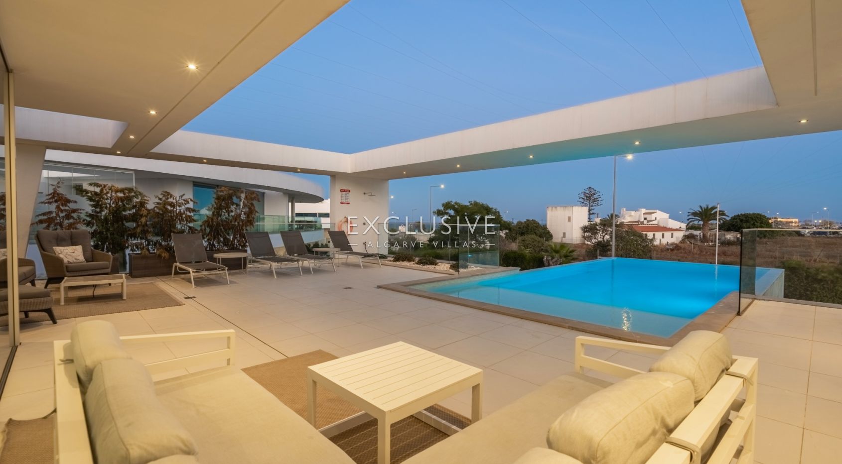Contemporary Villa with fabulous Sea Views, Walking Distance to Beaches and Historic Centre