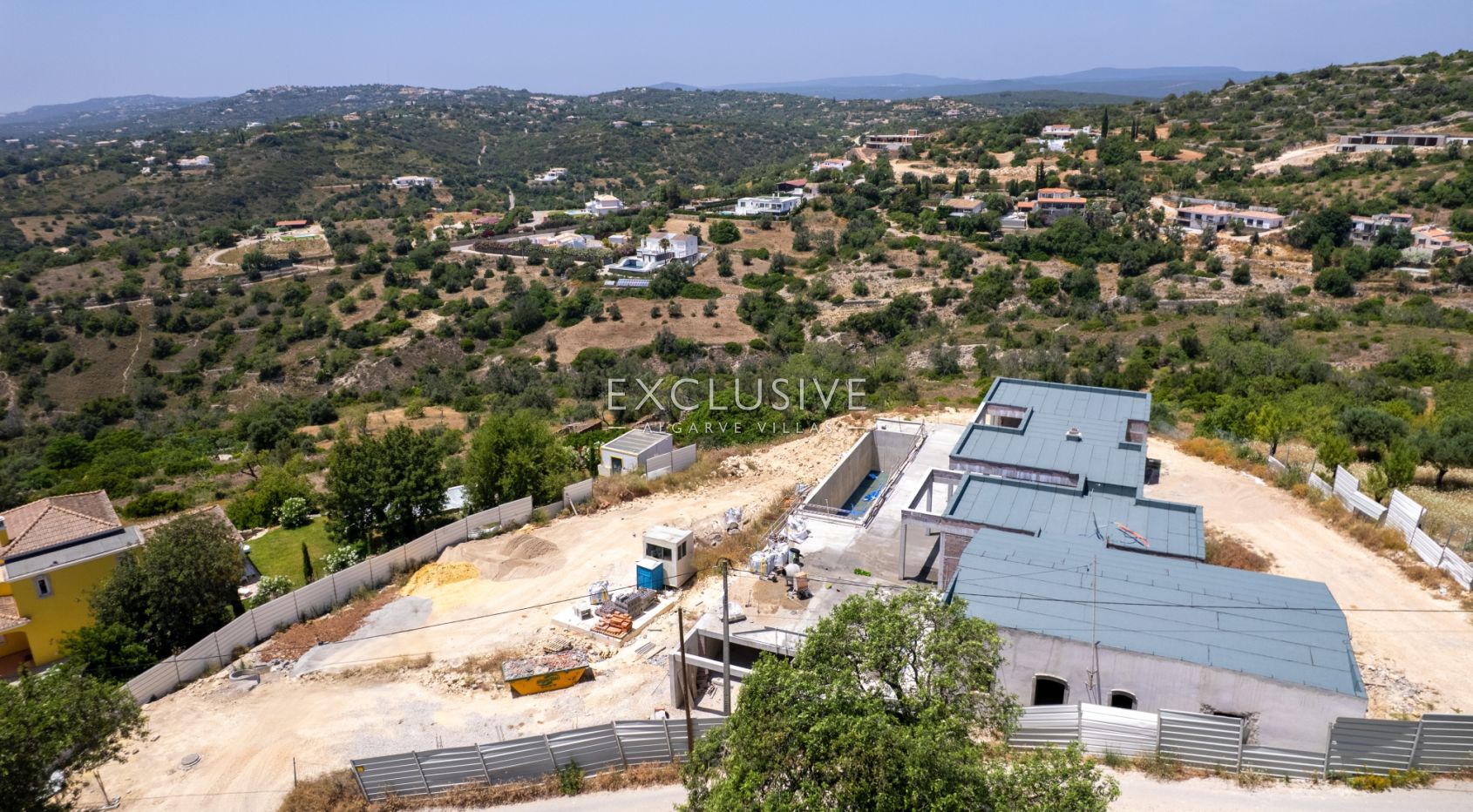 Neubau Villa mit 3 Schlafzimmern, Pool und Küstenblick in der Nähe von Loule, Algarve