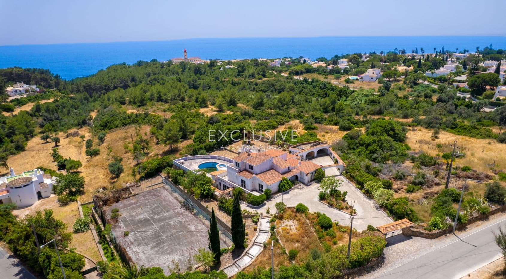 Villa on big plot near ocean in Carvoeiro, Algarve