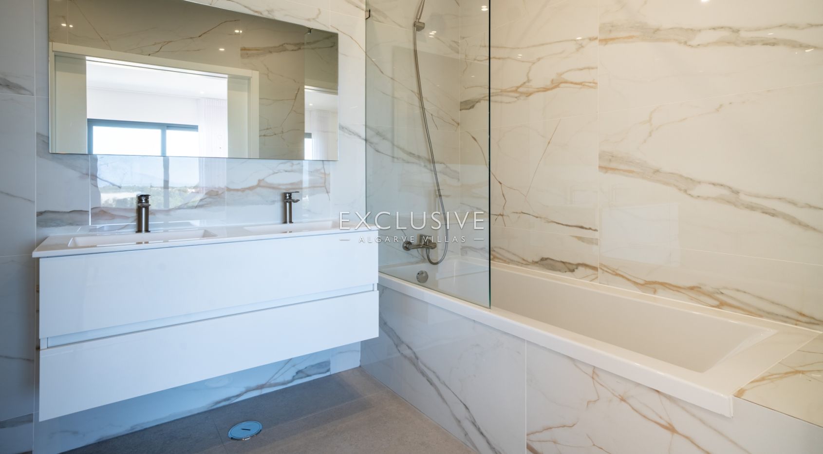 Compra uma moradia nova com piscina e jardim privado em Almancil, Algarve Central