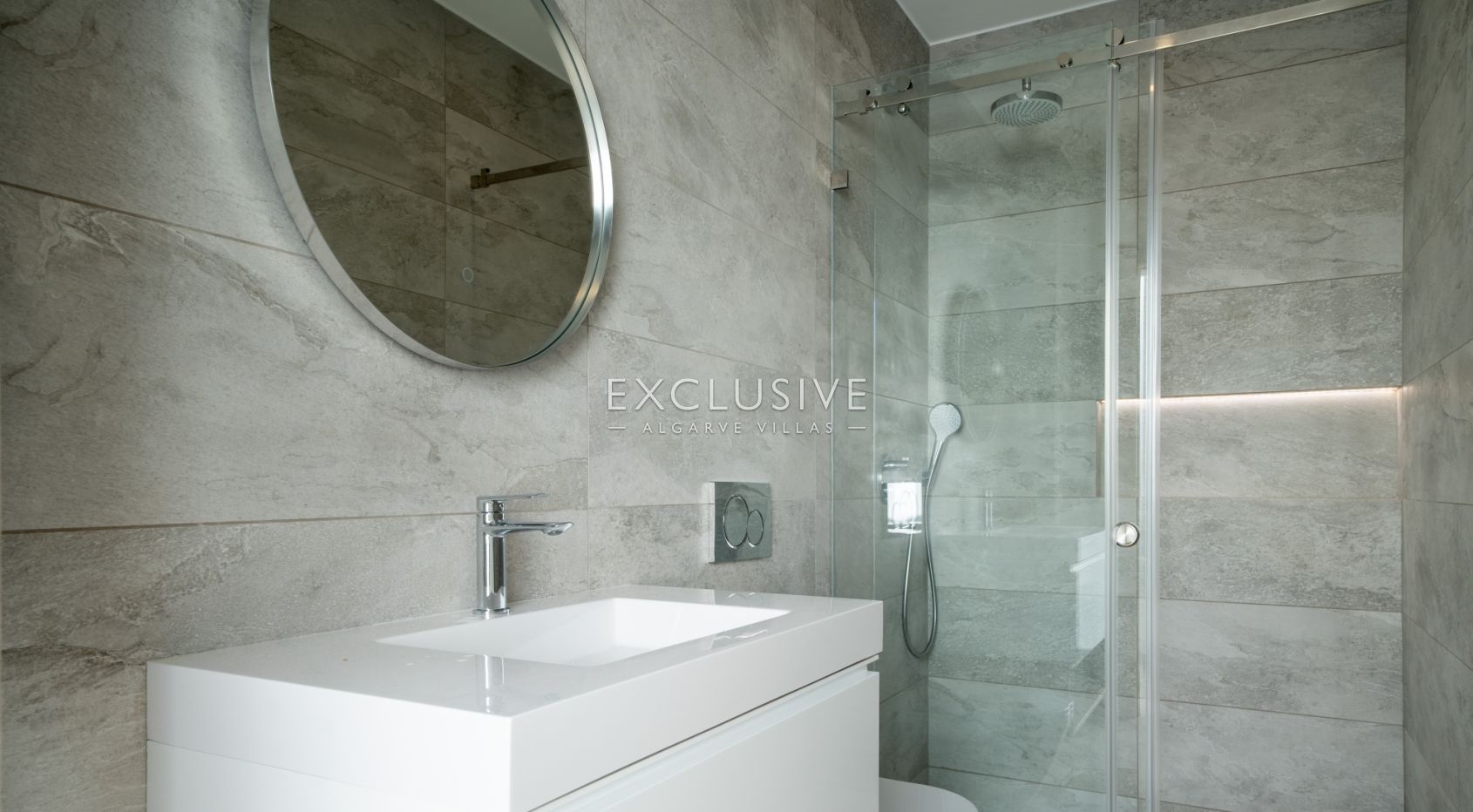 Compra uma moradia nova com piscina e jardim privado em Almancil, Algarve Central