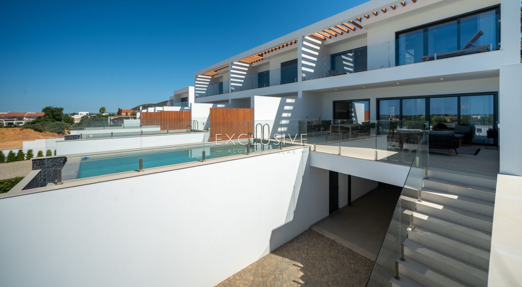 Compra uma moradia nova com piscina e jardim privado em Almancil, Algarve Central