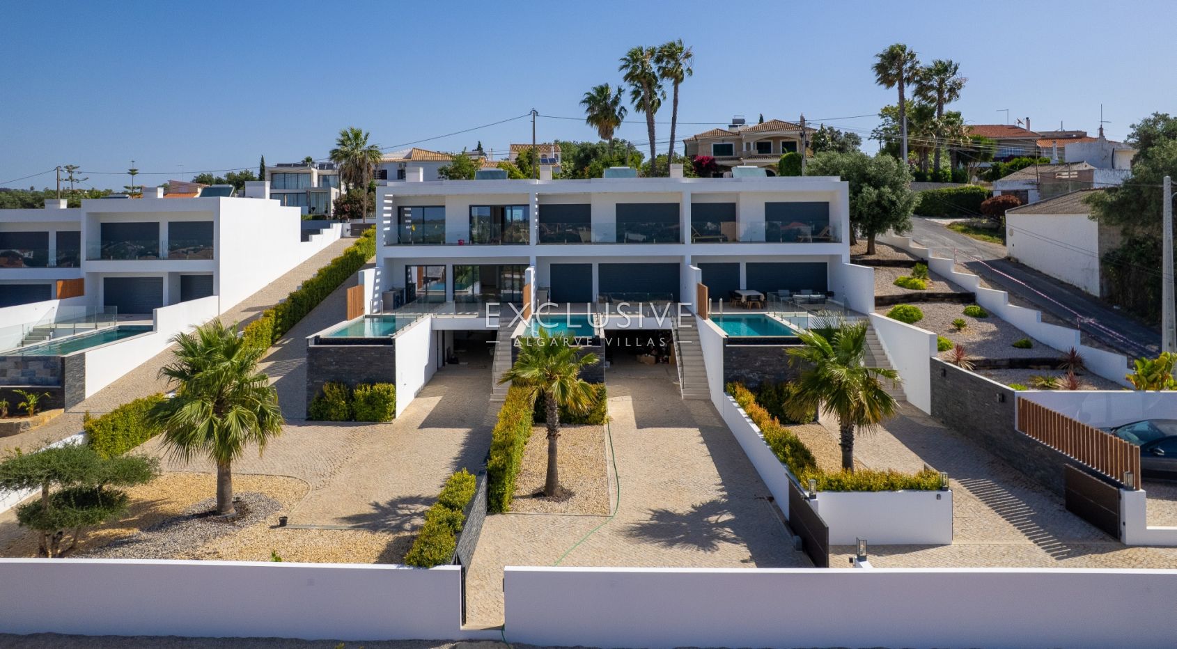 Compra uma moradia nova com piscina e jardim privado em Almancil, Algarve Central
