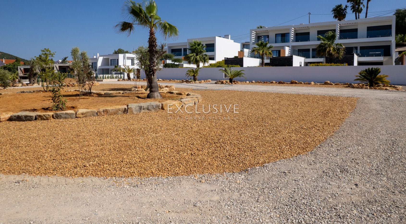 Compra uma moradia nova com piscina e jardim privado em Almancil, Algarve Central