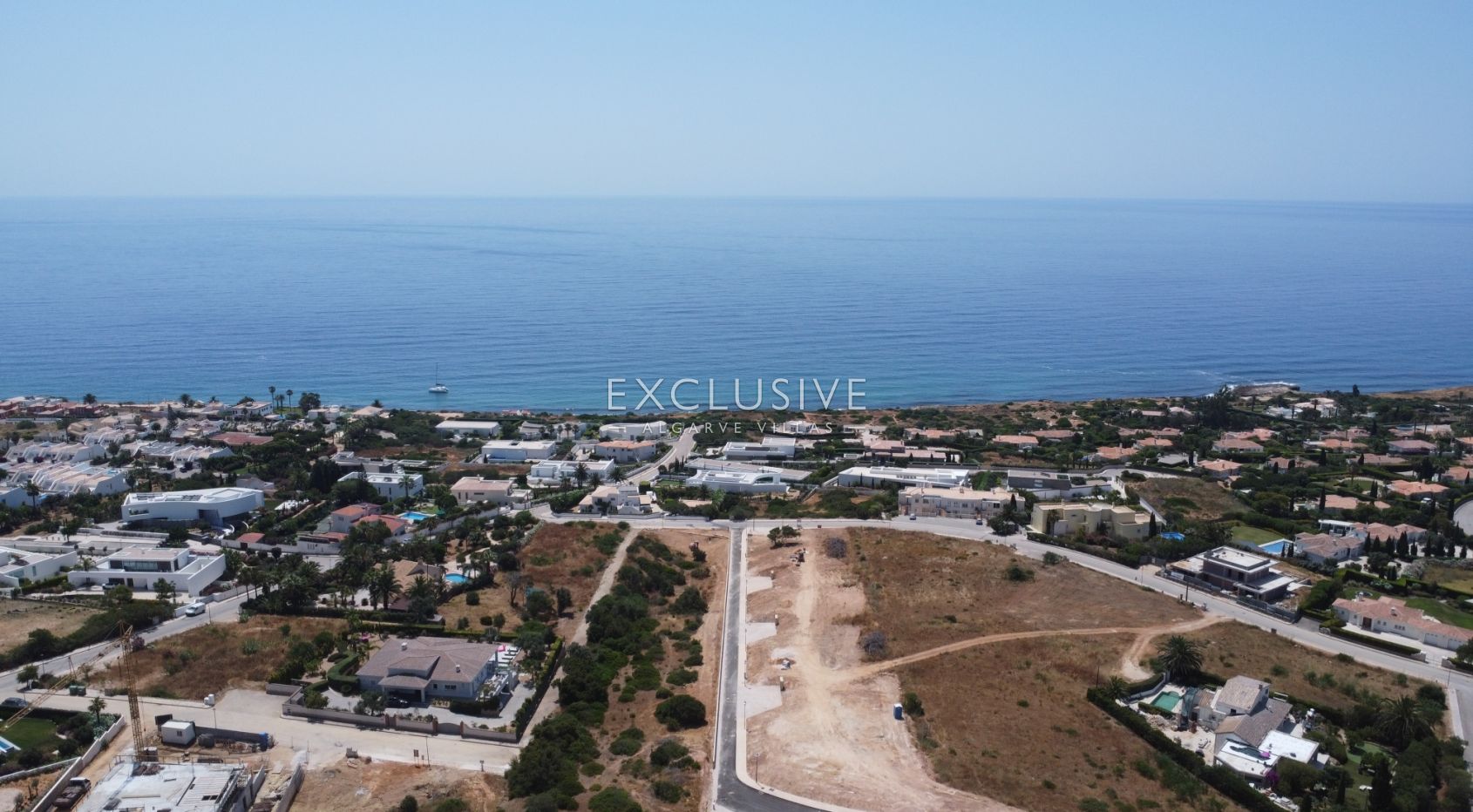 Terrain constructible avec vue sur la mer à proximité des commodités à Praia Luz, Algarve