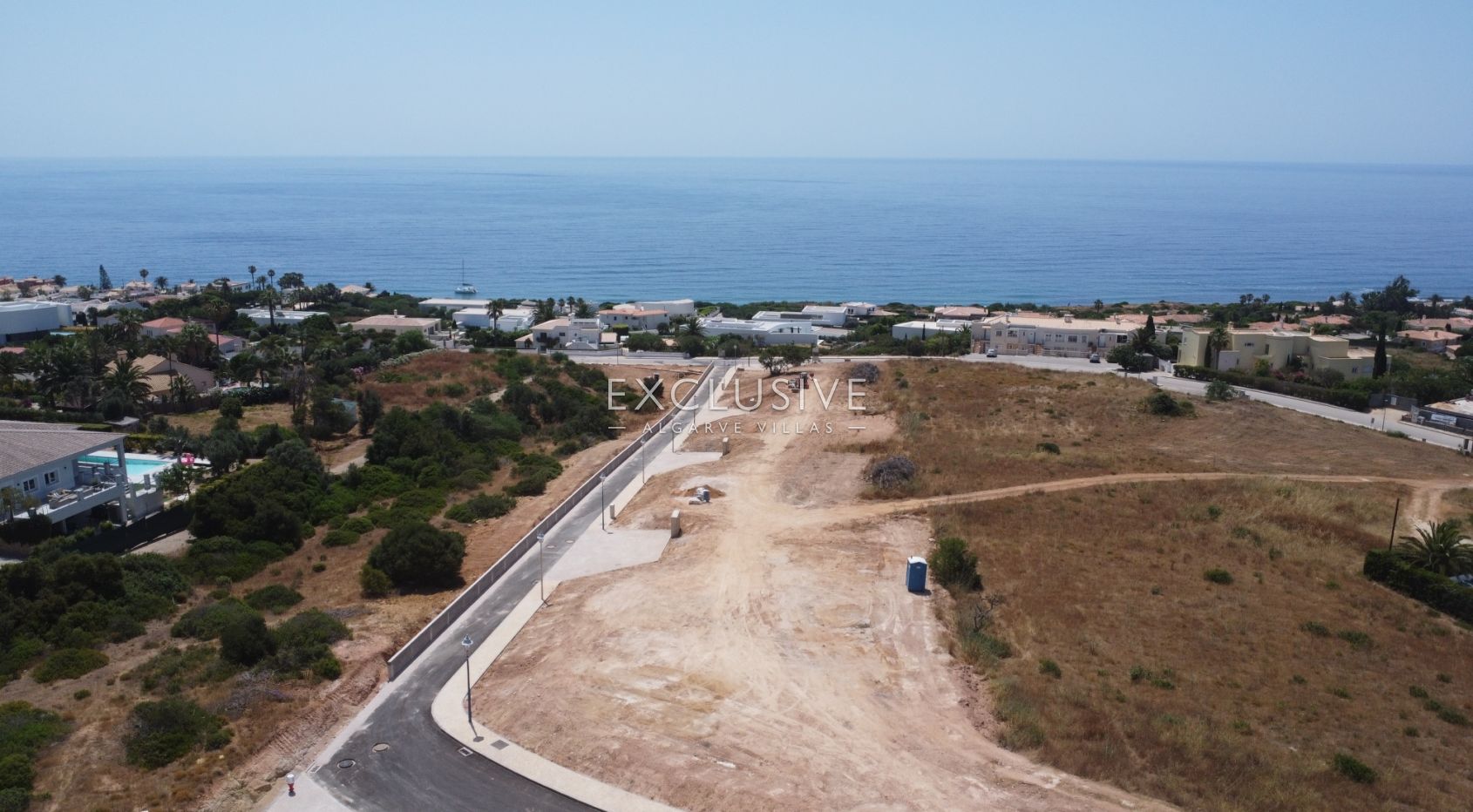 Terrain constructible avec vue sur la mer à proximité des commodités à Praia Luz, Algarve