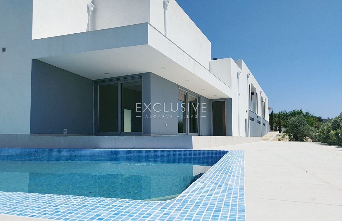 brand New Contemporary 3-Bedroom Villa with Pool & Garage, Central Algarve