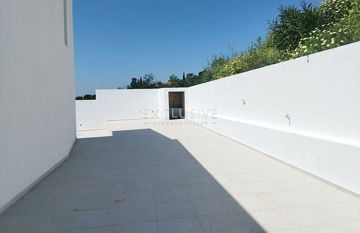 brand New Contemporary 3-Bedroom Villa with Pool & Garage, Central Algarve