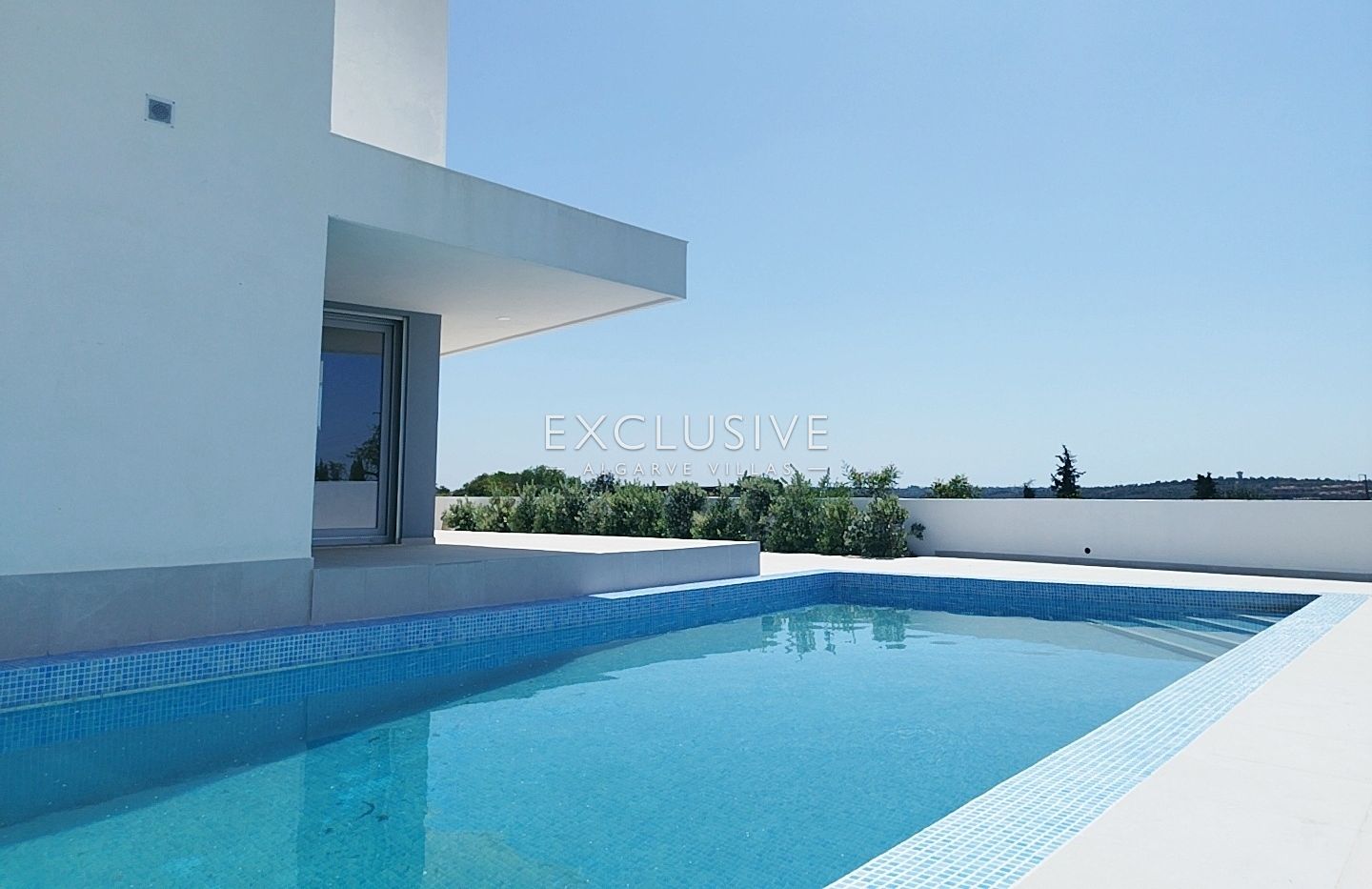 brand New Contemporary 3-Bedroom Villa with Pool & Garage, Central Algarve