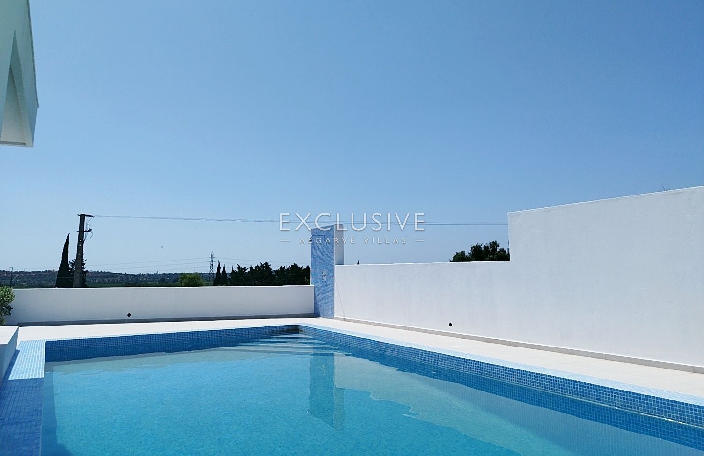 brand New Contemporary 3-Bedroom Villa with Pool & Garage, Central Algarve