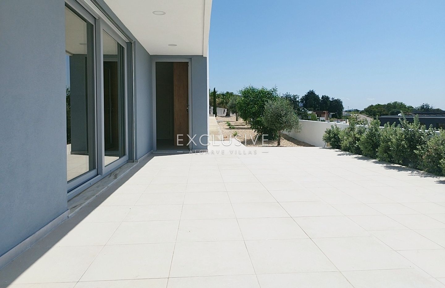 brand New Contemporary 3-Bedroom Villa with Pool & Garage, Central Algarve