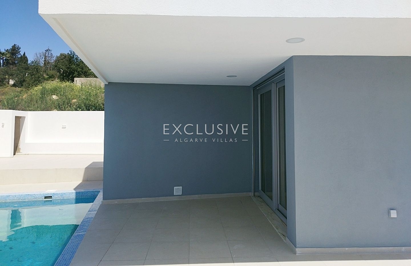 brand New Contemporary 3-Bedroom Villa with Pool & Garage, Central Algarve
