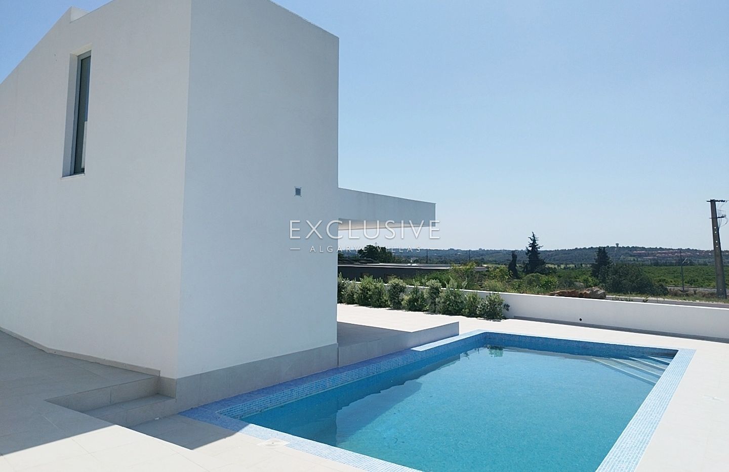 brand New Contemporary 3-Bedroom Villa with Pool & Garage, Central Algarve