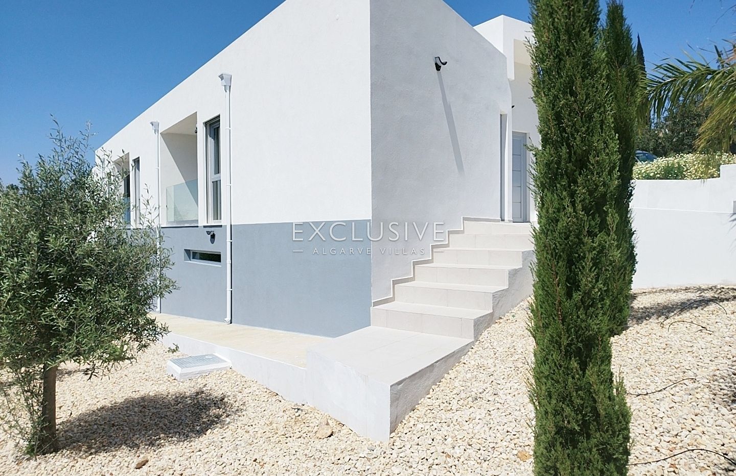 brand New Contemporary 3-Bedroom Villa with Pool & Garage, Central Algarve