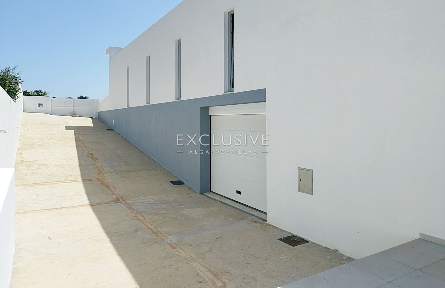 brand New Contemporary 3-Bedroom Villa with Pool & Garage, Central Algarve