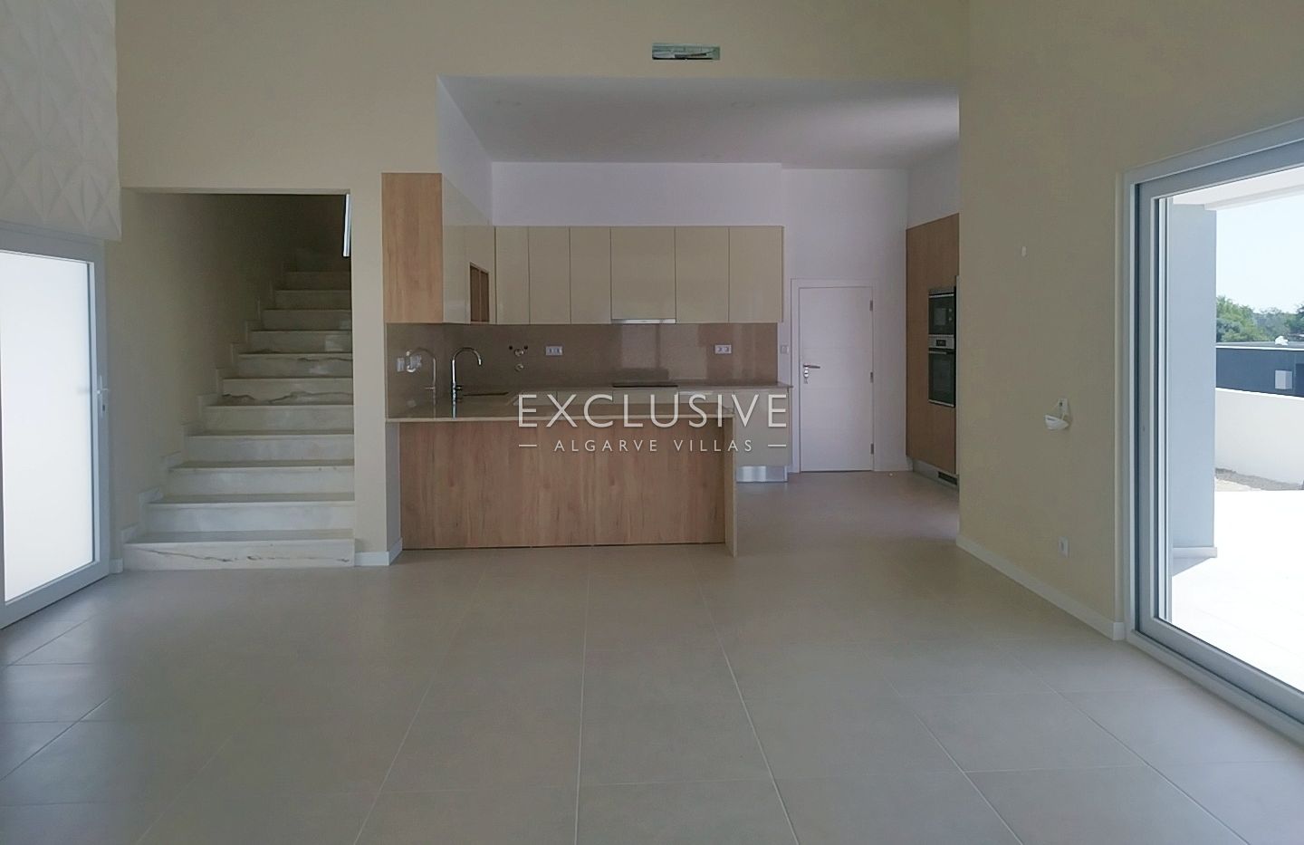 brand New Contemporary 3-Bedroom Villa with Pool & Garage, Central Algarve