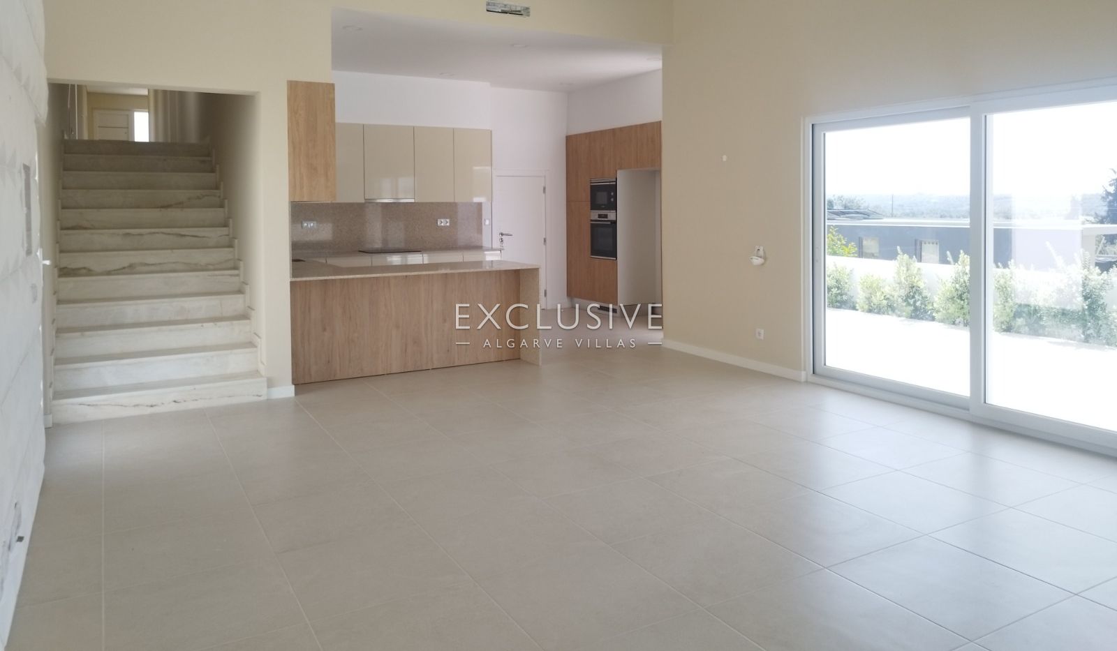 brand New Contemporary 3-Bedroom Villa with Pool & Garage, Central Algarve