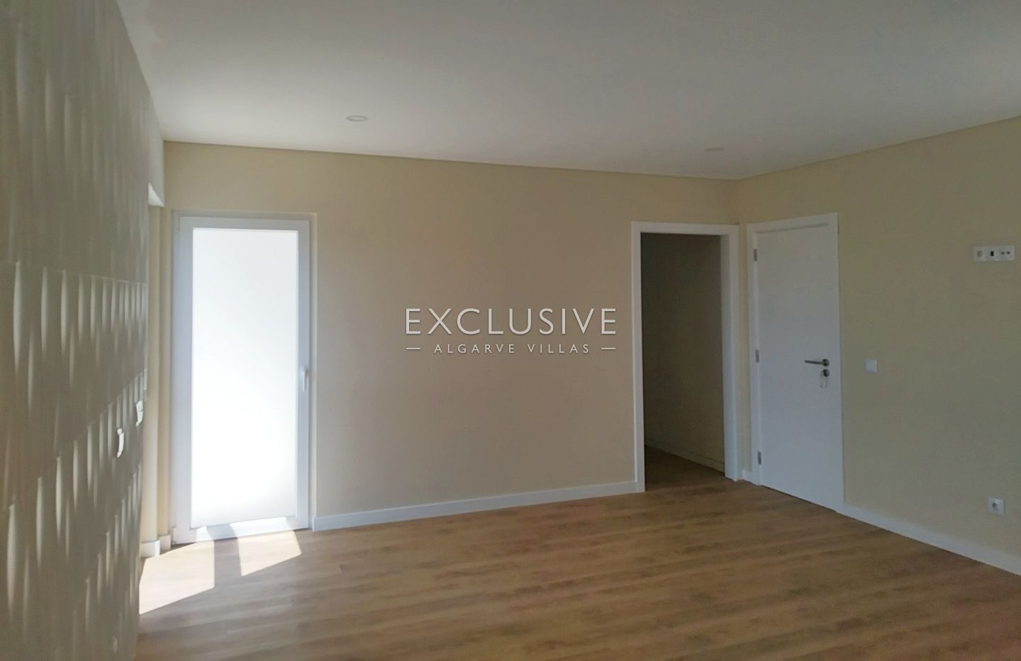 brand New Contemporary 3-Bedroom Villa with Pool & Garage, Central Algarve