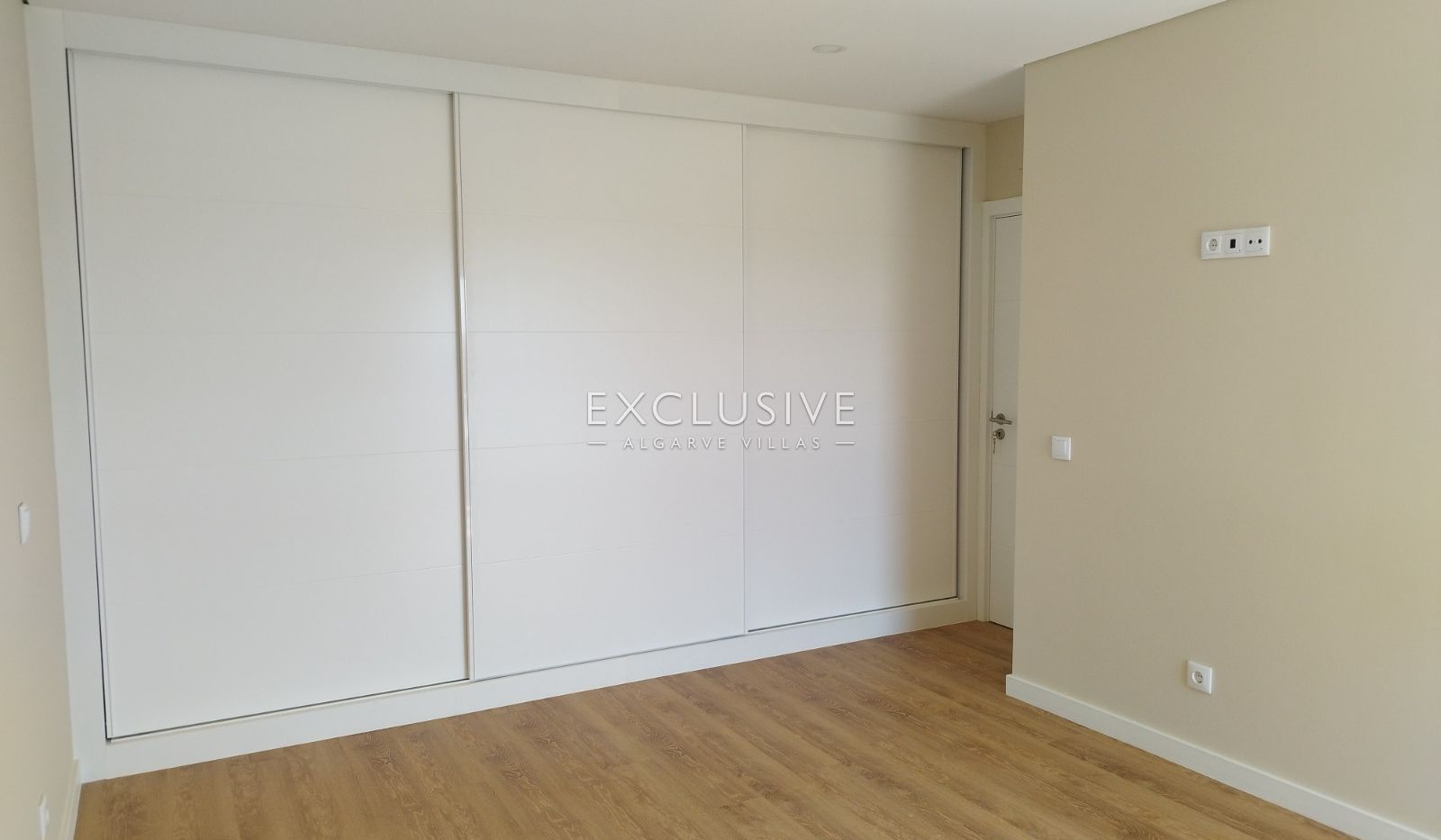 brand New Contemporary 3-Bedroom Villa with Pool & Garage, Central Algarve