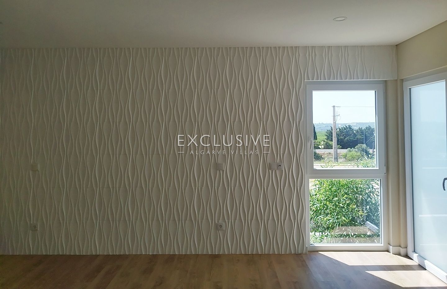 brand New Contemporary 3-Bedroom Villa with Pool & Garage, Central Algarve