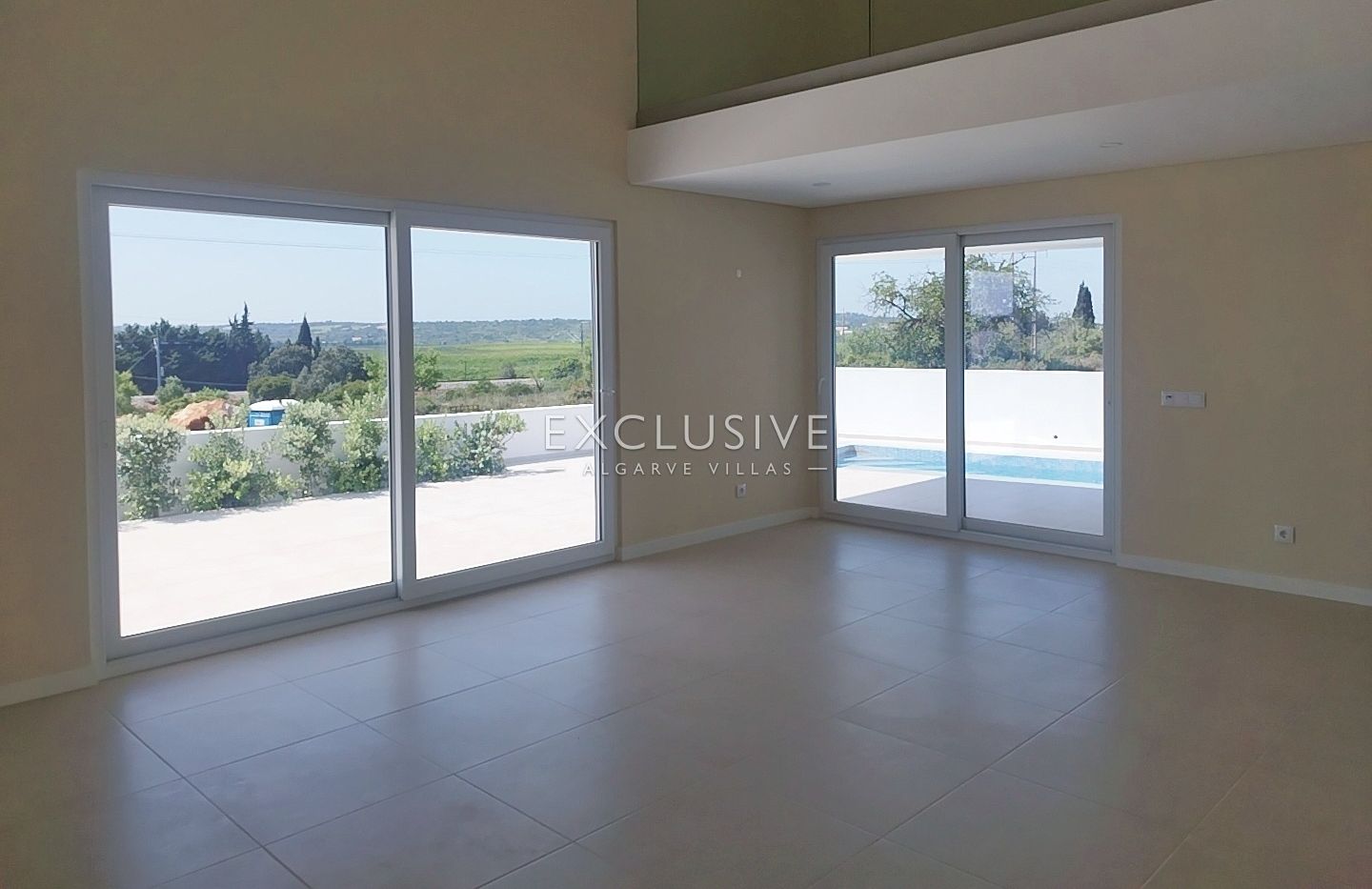 brand New Contemporary 3-Bedroom Villa with Pool & Garage, Central Algarve