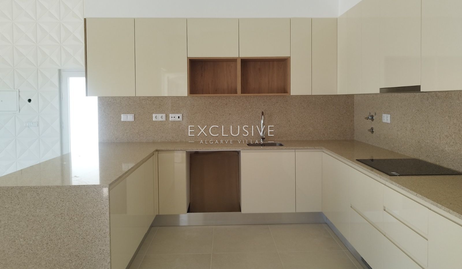 brand New Contemporary 3-Bedroom Villa with Pool & Garage, Central Algarve