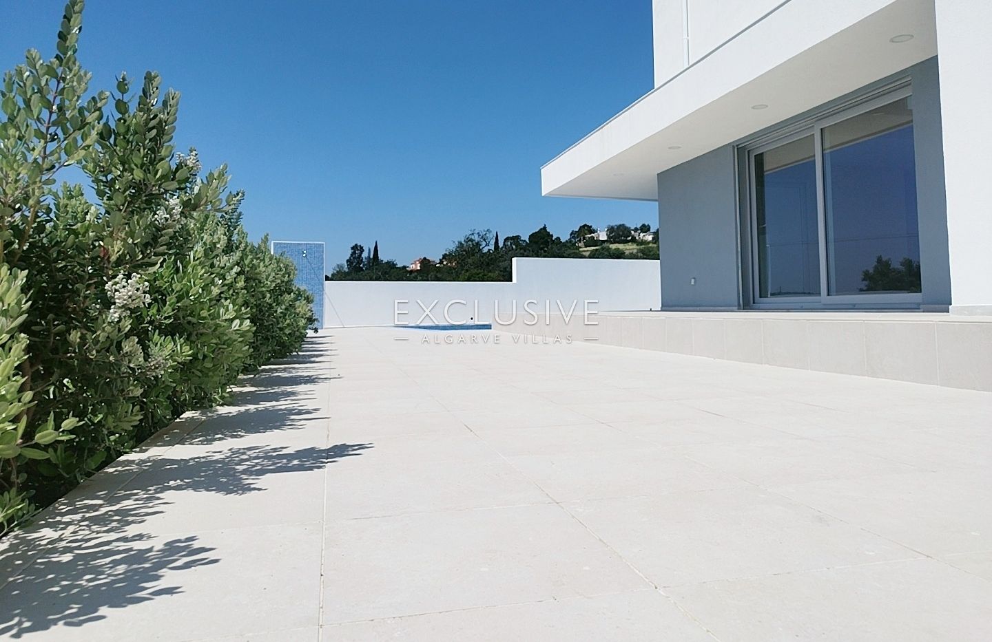brand New Contemporary 3-Bedroom Villa with Pool & Garage, Central Algarve