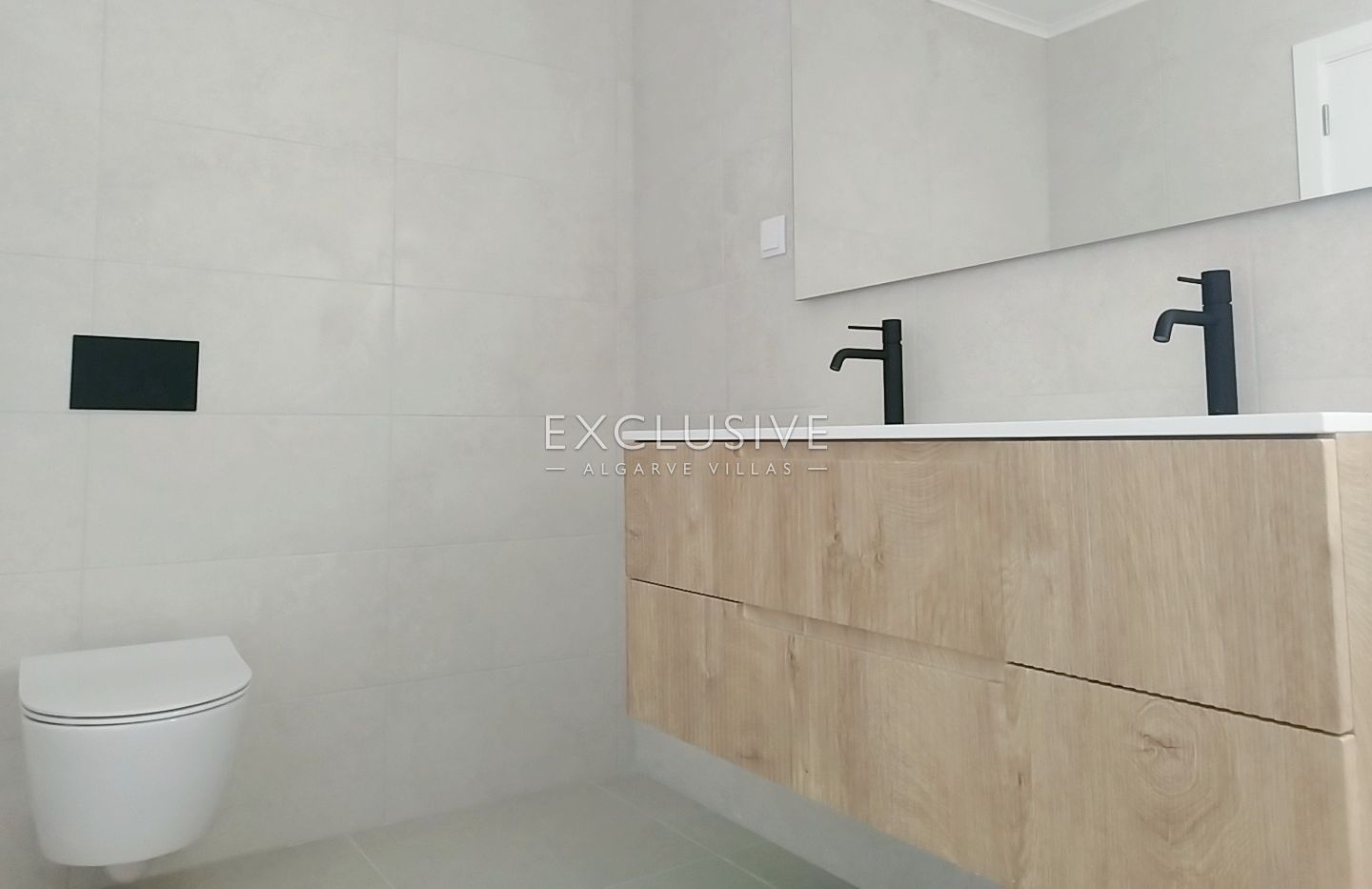brand New Contemporary 3-Bedroom Villa with Pool & Garage, Central Algarve