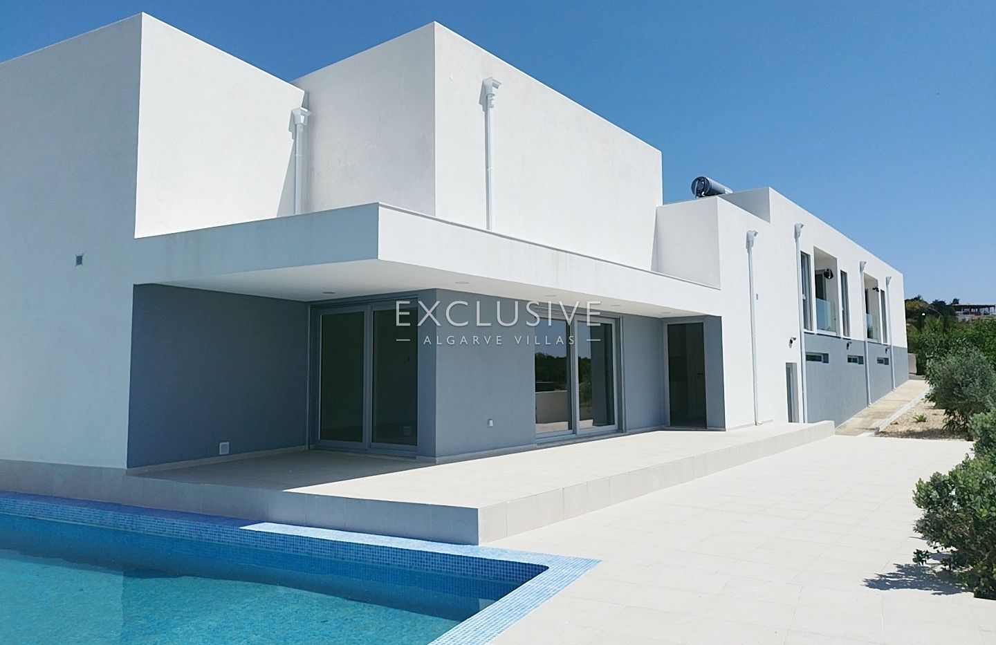 brand New Contemporary 3-Bedroom Villa with Pool & Garage, Central Algarve
