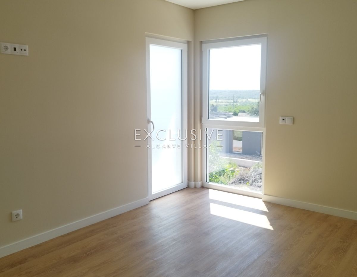brand New Contemporary 3-Bedroom Villa with Pool & Garage, Central Algarve