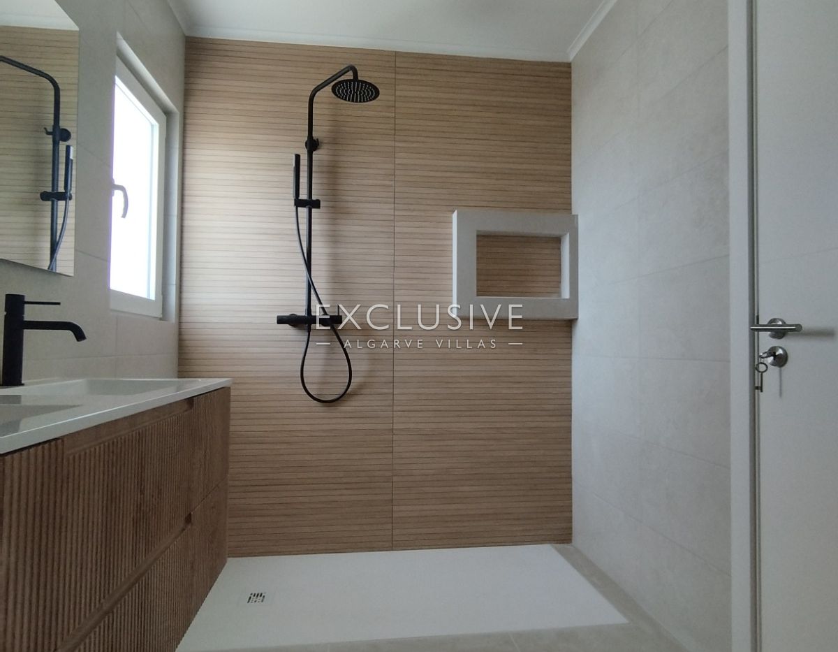 brand New Contemporary 3-Bedroom Villa with Pool & Garage, Central Algarve