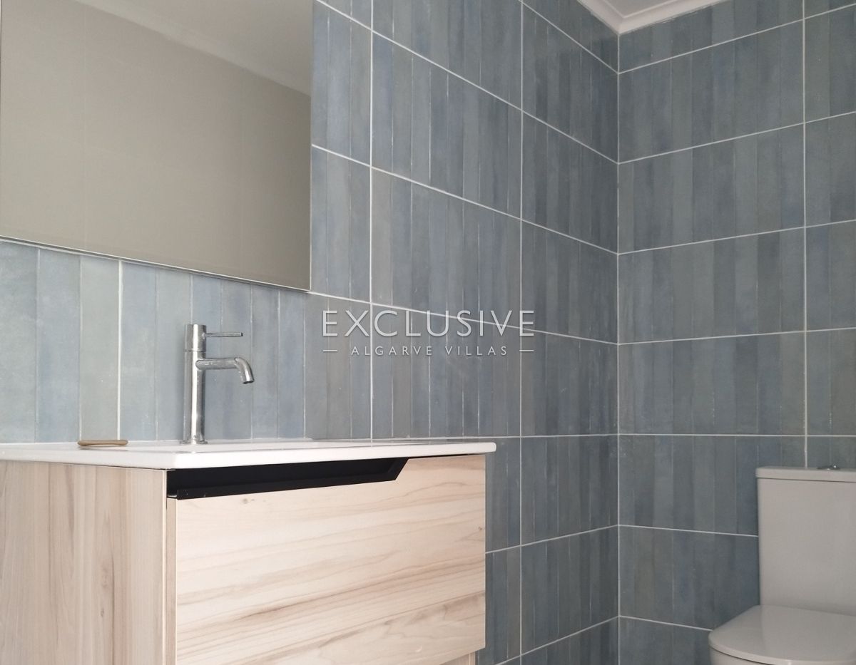 brand New Contemporary 3-Bedroom Villa with Pool & Garage, Central Algarve