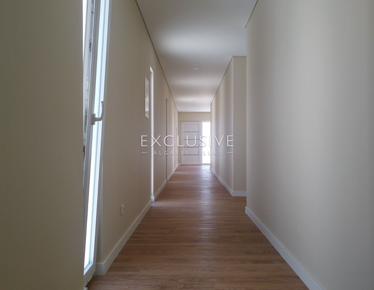 brand New Contemporary 3-Bedroom Villa with Pool & Garage, Central Algarve