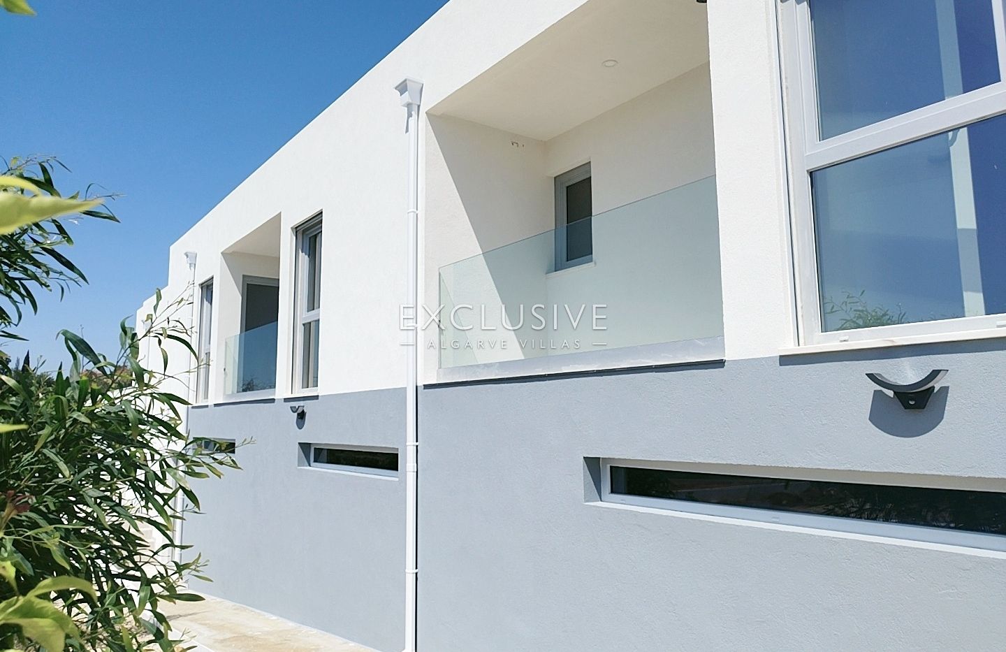 brand New Contemporary 3-Bedroom Villa with Pool & Garage, Central Algarve